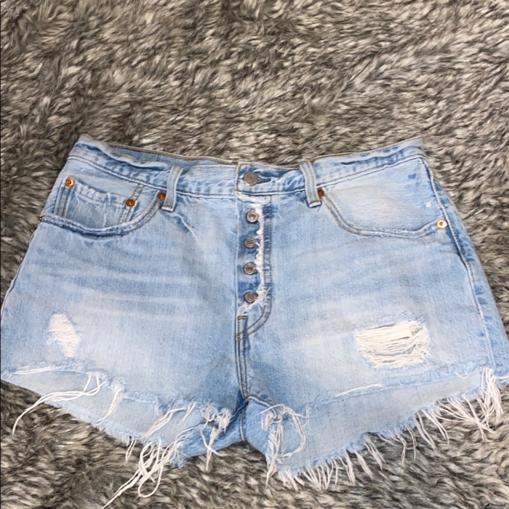 Women’s high waisted distressed Levi’s shorts